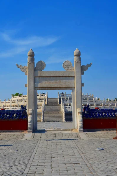 그것은 황제는 좋은 수확을 위한 하늘에 기도 종교 복잡의 천, 베이징, 중국에 있는 Yuanqiu의 원형 제단 입구 — 스톡 사진