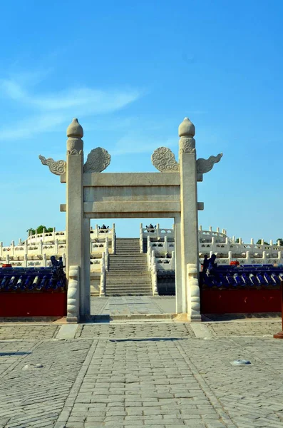 그것은 황제는 좋은 수확을 위한 하늘에 기도 종교 복잡의 천, 베이징, 중국에 있는 Yuanqiu의 원형 제단 입구 — 스톡 사진
