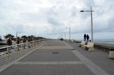 Yolun sonundaki beyaz deniz feneri