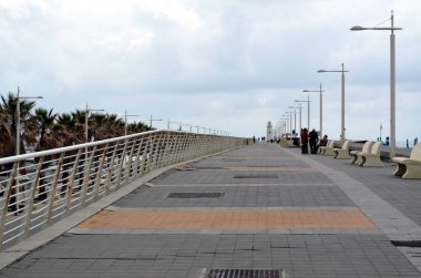 Yolun sonundaki beyaz deniz feneri