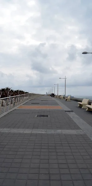 Weißer Leuchtturm am Ende der Straße — Stockfoto