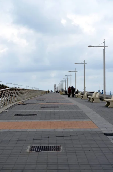 White lighthouse at the bottom of the road — Stock Photo, Image