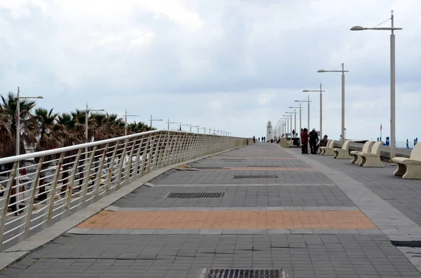 Weißer Leuchtturm am Ende der Straße — Stockfoto