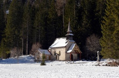 Kışın orman arasında geçit Braies Gölü yanında Alp kilise