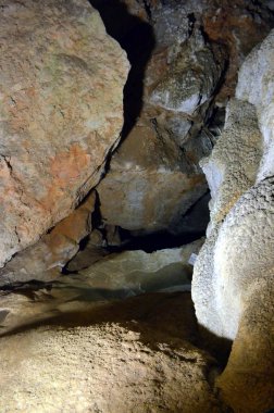 Mağarada ışıklı pitoresk karst özellikleri