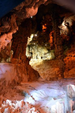 Mağarada ışıklı pitoresk karst özellikleri