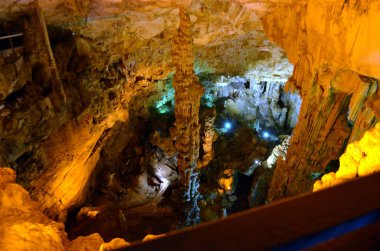 Mağarada ışıklı pitoresk karst özellikleri