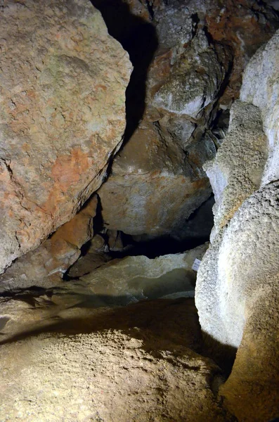 Pittoreska karst funktioner belysta i grottan — Stockfoto