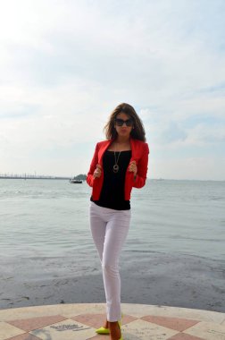 Kırmızı ceket ve beyaz pantolon ile genç kız