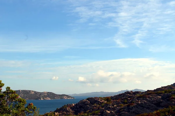 Panoramisch uitzicht op het strand en de zee van Sardinië van kristal — Stockfoto