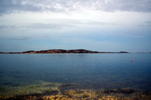 Panoramatický pohled pláže a křišťálové moře Sardinie — Stock fotografie