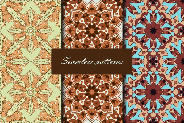 Set met drie naadloze patronen. Decoratieve patronen met mandala's in chocolade en pistache kleuren. Vector achtergronden — Stockvector