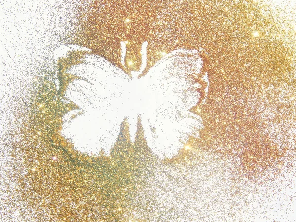Vlinder aan de gouden glitter. Mooie achtergrond voor je ontwerp. Fotografische filters werden gebruikt, nostalgische kleuren — Stockfoto