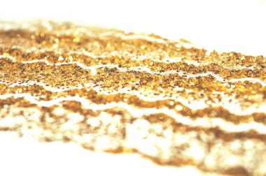 Beyaz zemin üzerine altın glitter parıldıyor, dekoratif payetler tasarımınız için soyut dalgalı dantel
