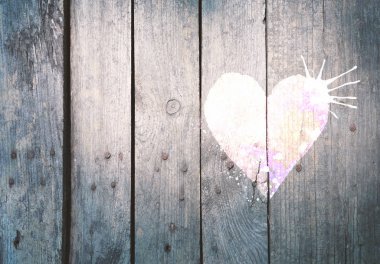 Kalp, tasarımınız için arka planı el ile ahşap çit boyalı