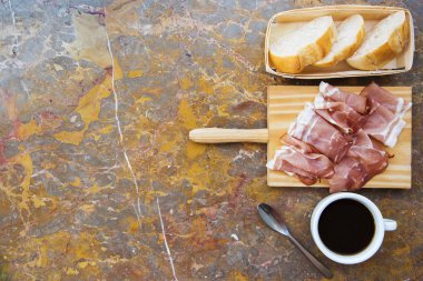 Mermer yüzeyde Odaya Servis Kahvaltı. Üstten Görünüm. Jambon, peynir, meyve, bal.