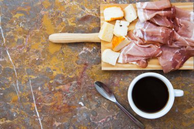 Mermer yüzeyde Odaya Servis Kahvaltı. Üstten Görünüm. Jambon, peynir, meyve, bal.