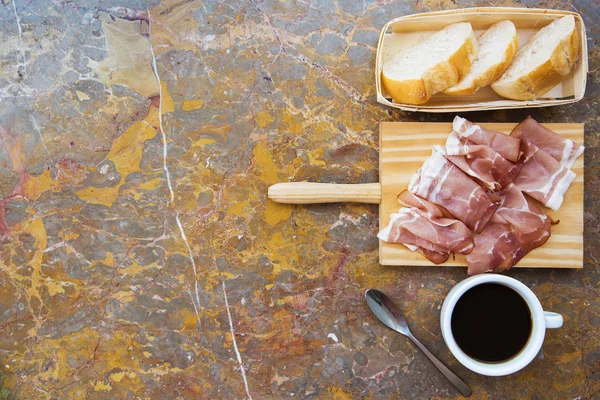 Mermer yüzeyde Odaya Servis Kahvaltı. Üstten Görünüm. Jambon, peynir, meyve, bal.