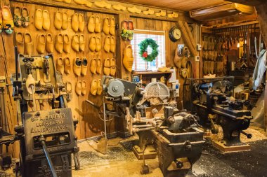 Zaanse Schans'a, Hollanda - 13 Aralık 2016: Turistler için Hediyelik eşya dükkanında süslemeleri