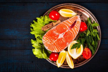 Taze somon, otlar, parmesan ve baharat kompozisyonu. Gıda arka plan. Metin için yer