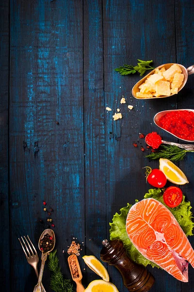 Komposition mit frischem Lachs, Kräutern, Parmesan und Gewürzen. Lebensmittel-Hintergrund. Raum für Text — Stockfoto