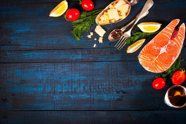 Komposition mit frischem Lachs, Kräutern, Parmesan und Gewürzen. Lebensmittel-Hintergrund. Raum für Text — Stockfoto