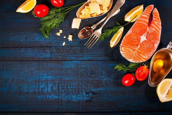 Komposition mit frischem Lachs, Kräutern, Parmesan und Gewürzen. Lebensmittel-Hintergrund. Raum für Text — Stockfoto