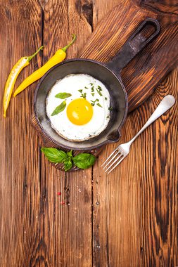 Yumurta ve baharat ahşap zemin ile kırsal Kahvaltı