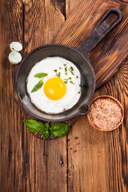 Yumurta ve baharat ahşap zemin ile kırsal Kahvaltı