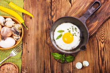 Yumurta ve baharat ahşap zemin ile kırsal Kahvaltı