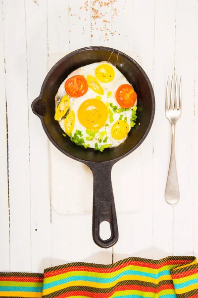 Yumurta ve baharat ahşap zemin ile kırsal Kahvaltı — Stok fotoğraf