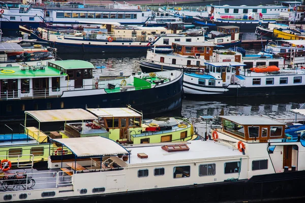 Navios nos canais em Amesterdão. Paisagem urbana. Temporada de Inverno — Fotografia de Stock