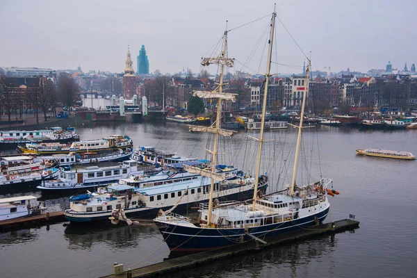 Ships on the canals in Amsterdam. City landscape. Winter season — Stock Photo, Image