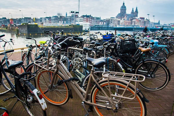 Cyklar i Amsterdam. Stadslandskapet. Vintersäsongen — Stockfoto