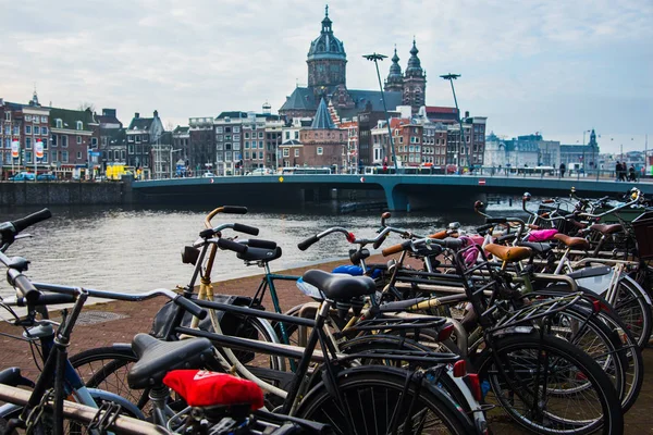 Cyklar i Amsterdam. Stadslandskapet. Vintersäsongen — Stockfoto