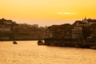 Günbatımı ışınlarının Douro nehirde. Porto. Portekiz. Yaz sezonu.