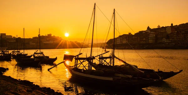 Řeka Douro v paprscích zapadajícího slunce. Porto. Portugalsko. Letní sezona. — Stock fotografie