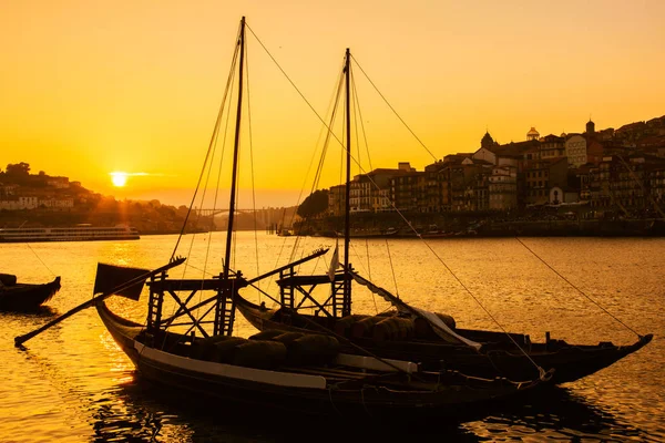 De Douro-rivier in de stralen van de zonsondergang. Porto. Portugal. Zomerseizoen. — Stockfoto