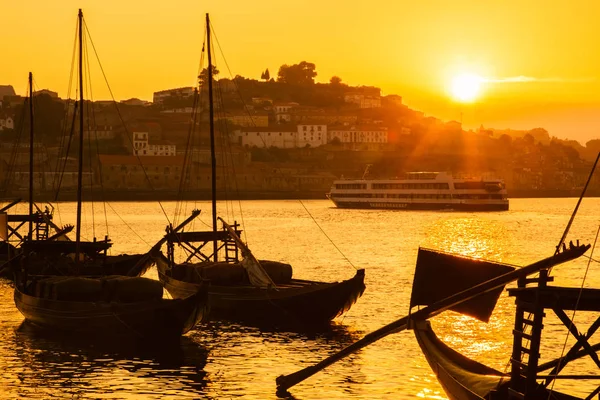 Řeka Douro v paprscích zapadajícího slunce. Porto. Portugalsko. Letní sezona. — Stock fotografie