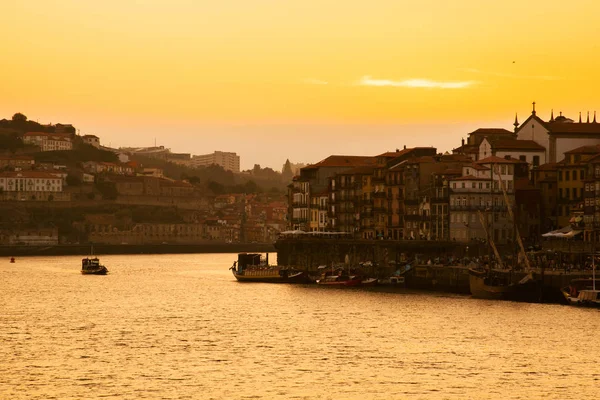 De Douro-rivier in de stralen van de zonsondergang. Porto. Portugal. Zomerseizoen. — Stockfoto