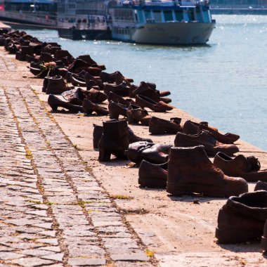 Ayakkabı Tuna, ünlü Holokost Anma Budapeşte'de. Anıt, banka, Budapeşte, Macaristan geride kurbanın ayakkabı temsil eder