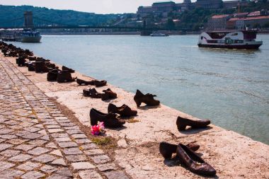 Ayakkabı Tuna, ünlü Holokost Anma Budapeşte'de. Anıt, banka, Budapeşte, Macaristan geride kurbanın ayakkabı temsil eder