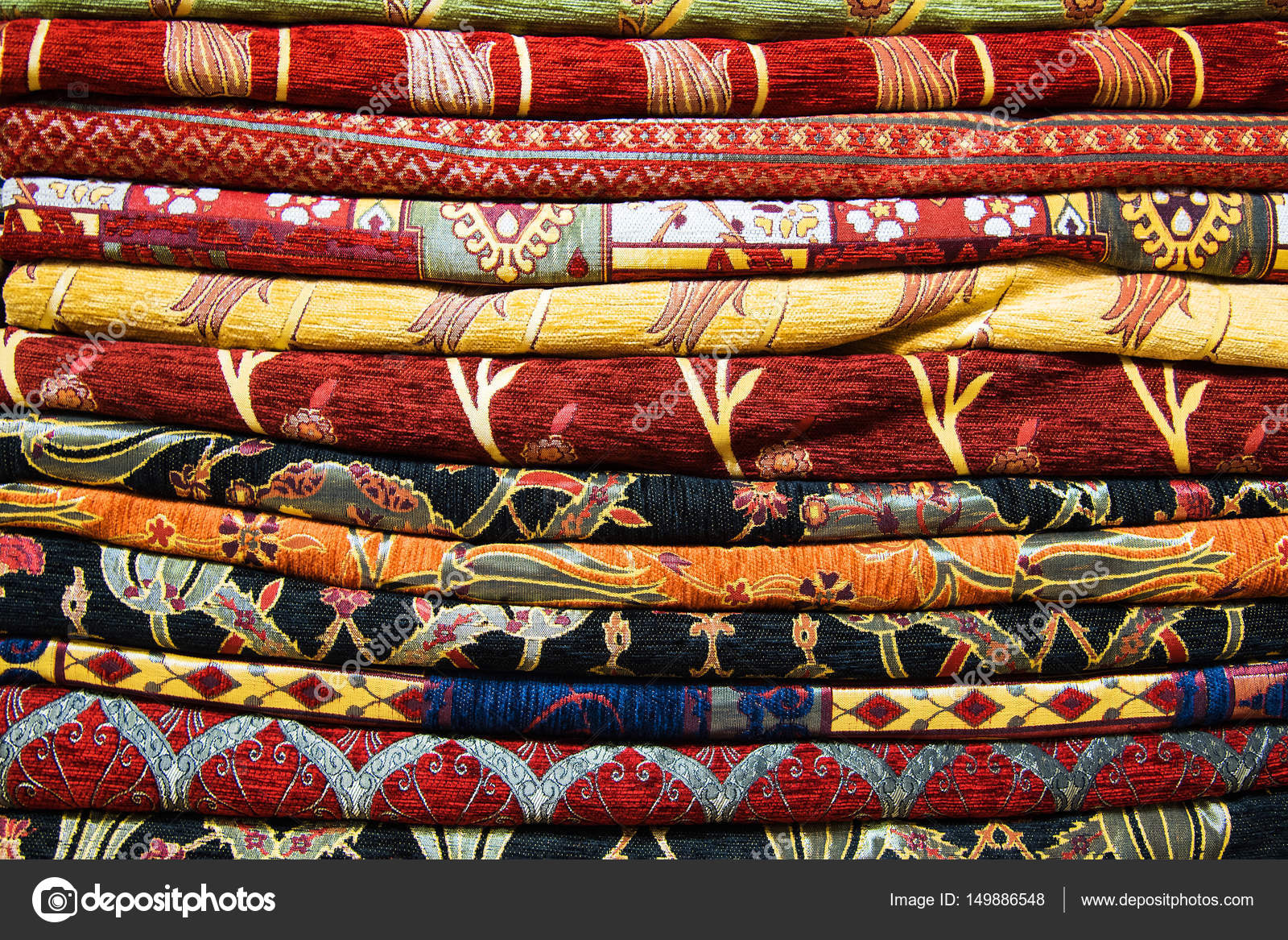 Jasne, kolorowe tureckie tkaniny, narzuty i chusty z różnych orientalne