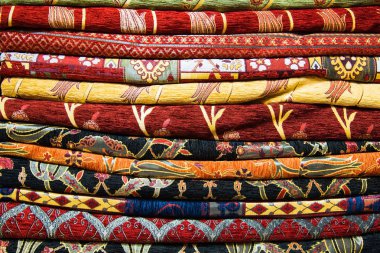 Parlak, renkli Türk kumaşlar, yatak örtüleri ve fularlar farklı oryantal desenleri ile. Tekstil veya kumaş, makro doku. Doku, tekstil, kumaş, dokuma malzeme,.