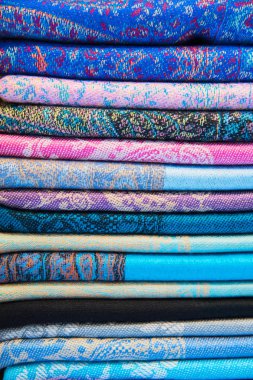 Parlak, renkli Türk kumaşlar, yatak örtüleri ve fularlar farklı oryantal desenleri ile. Tekstil veya kumaş, makro doku. Doku, tekstil, kumaş, dokuma malzeme,.