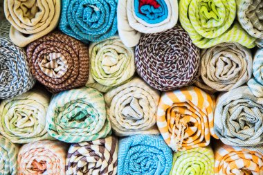 Parlak, renkli Türk kumaşlar, yatak örtüleri ve fularlar farklı oryantal desenleri ile. Tekstil veya kumaş, makro doku. Doku, tekstil, kumaş, dokuma malzeme,.