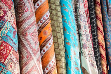 Parlak, renkli Türk kumaşlar, yatak örtüleri ve fularlar farklı oryantal desenleri ile. Tekstil veya kumaş, makro doku. Doku, tekstil, kumaş, dokuma malzeme,.