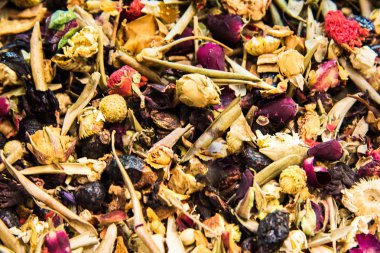 Farklı çeşitleri ve Mısır Çarşısı Istanbul, Türkiye'de çay karışımları.