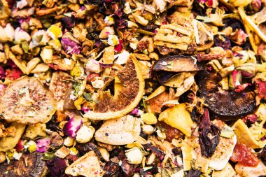 Farklı çeşitleri ve Mısır Çarşısı Istanbul, Türkiye'de çay karışımları.