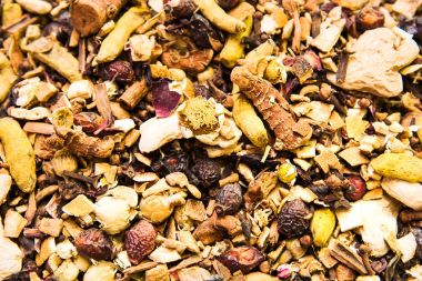 Farklı çeşitleri ve Mısır Çarşısı Istanbul, Türkiye'de çay karışımları.